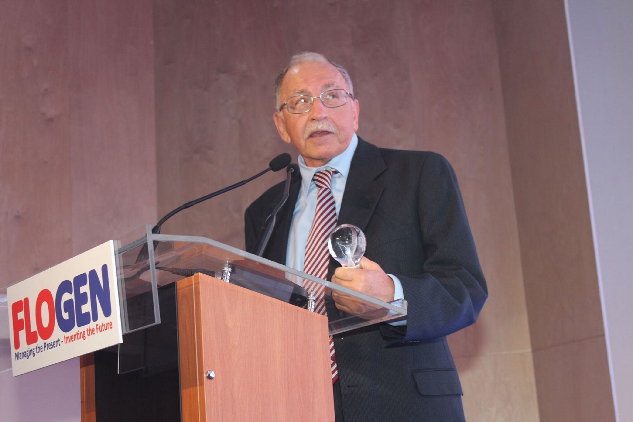 Dr. Georgios Anastassakis delivering an acceptance speech during the FLOGEN SIPS 2024 award ceremony