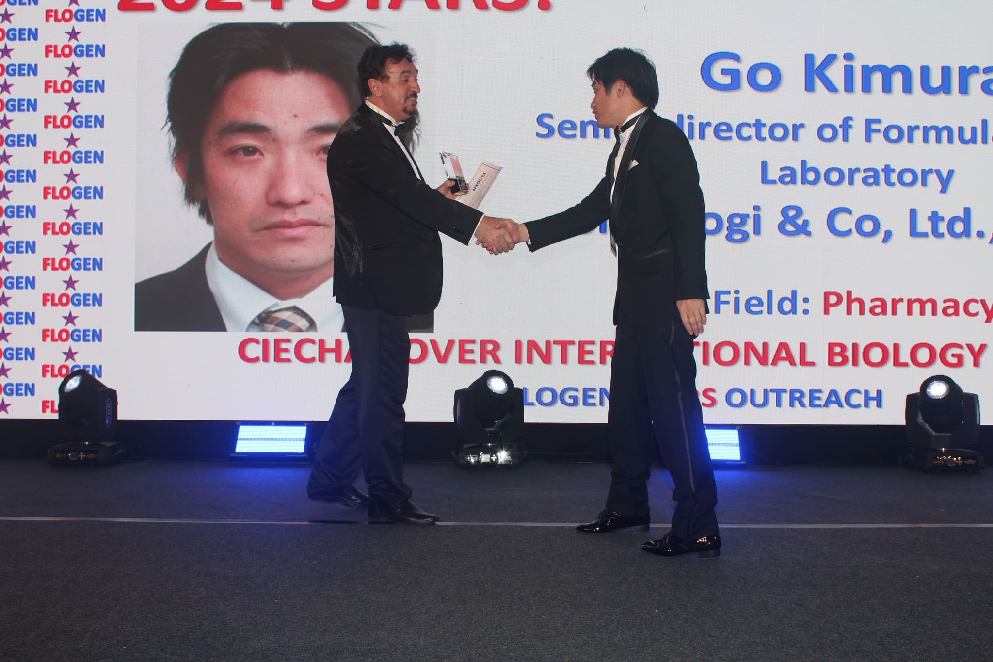 Dr. Florian Kongoli congratulating Dr. Go Kimura during the FLOGEN SIPS 2024 award ceremony