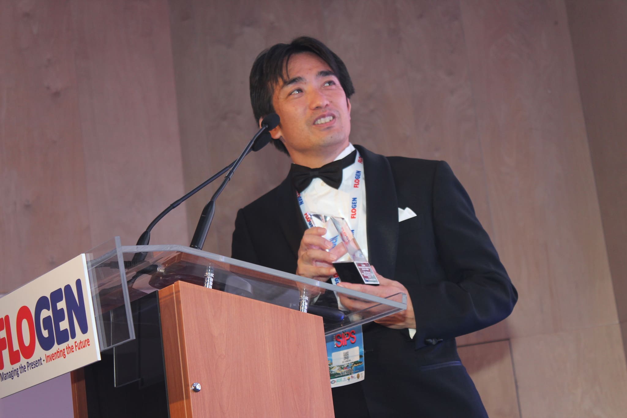 Dr. Go Kimura delivering an acceptance speech during the FLOGEN SIPS 2024 award ceremony