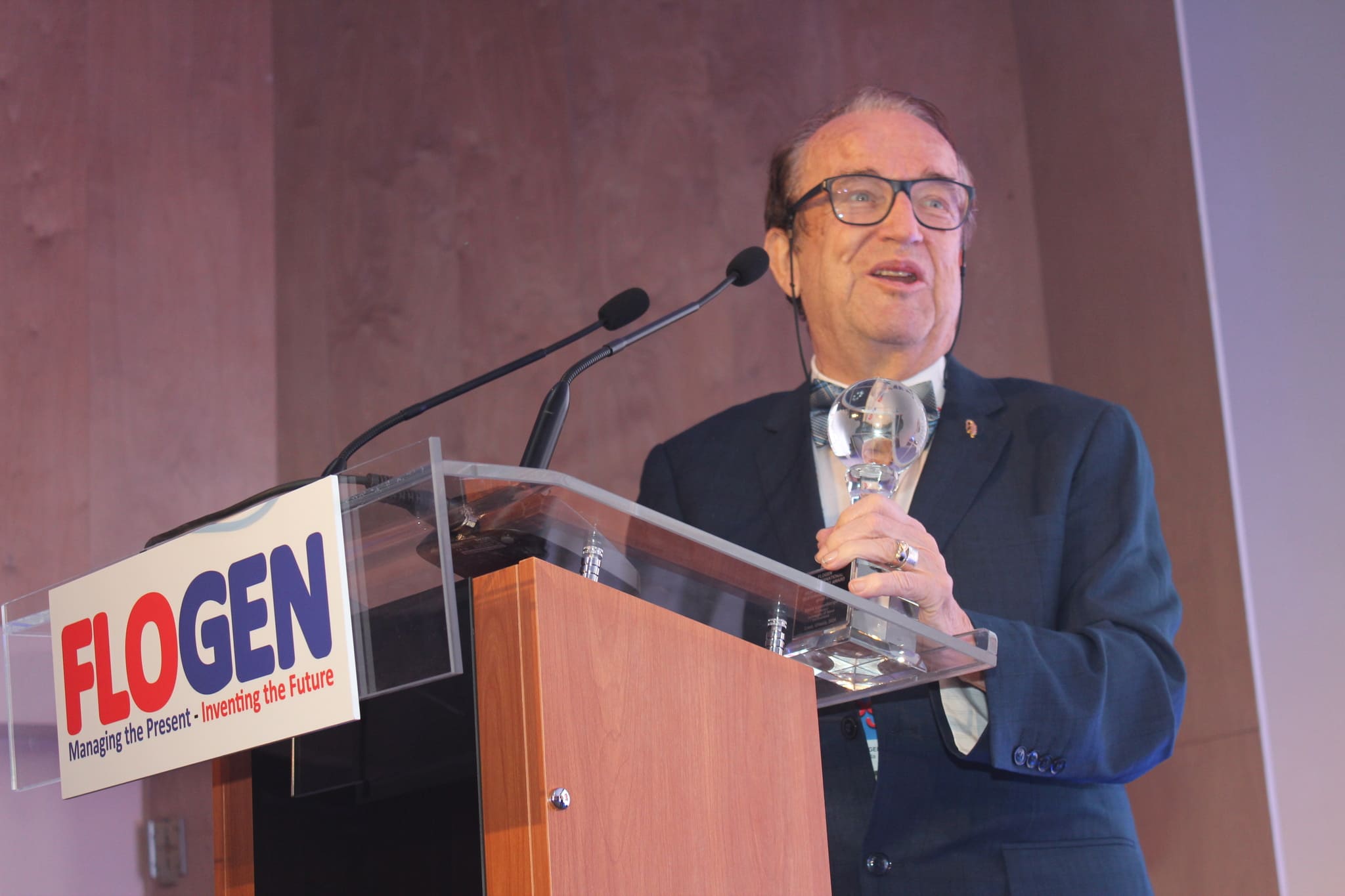 Dr. Hans Leuenberger delivering an acceptance speech during the FLOGEN SIPS 2024 award ceremony