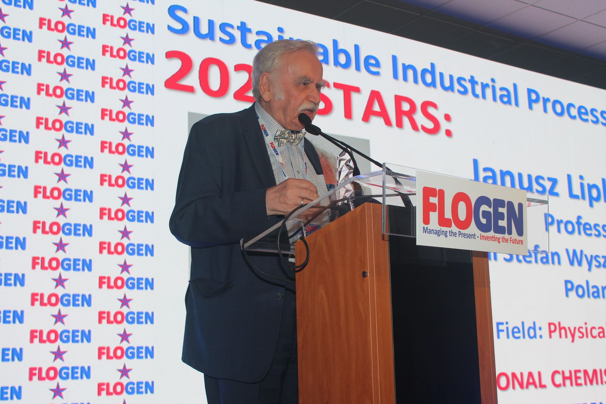 Dr. Janusz Lipkowski delivering an acceptance speech during the FLOGEN SIPS 2024 award ceremony