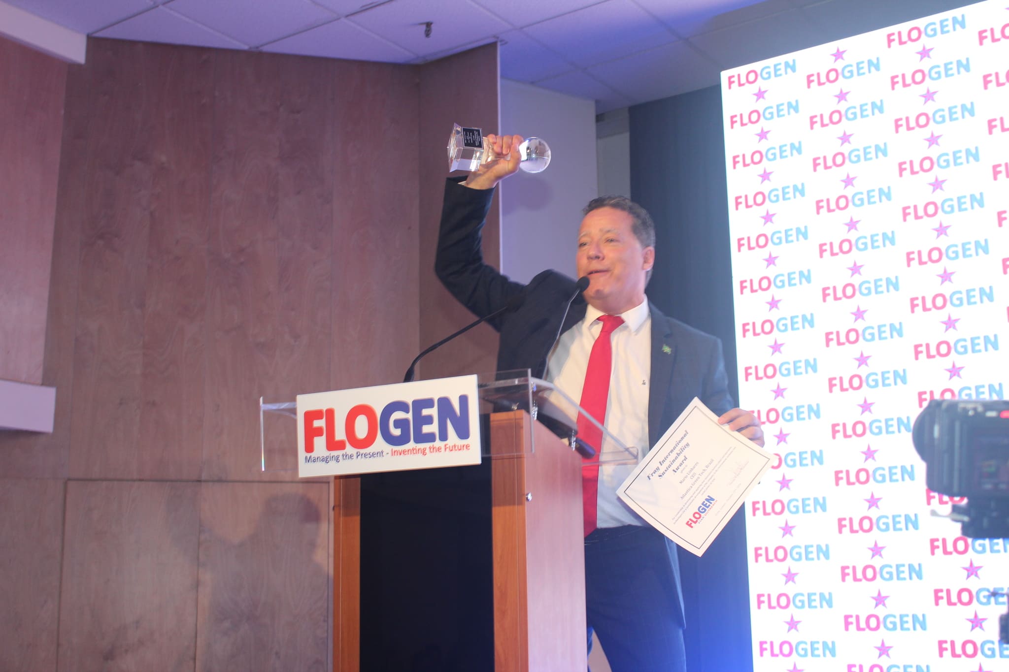 Mr. Mario Linhares delivering an acceptance speech during the FLOGEN SIPS 2024 award ceremony