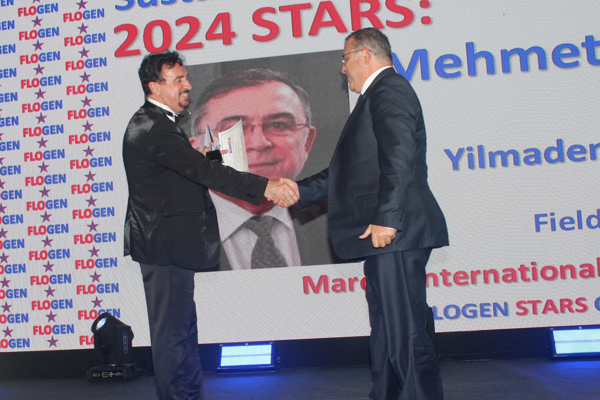 Dr. Florian Kongoli congratulating Mr. Mehmet Şevket Erol during the FLOGEN SIPS 2024 award ceremony