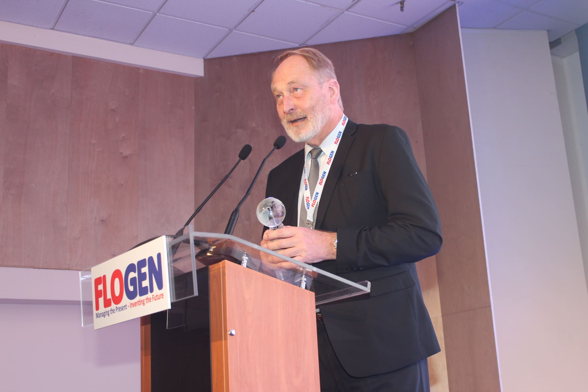 Dr. Michael Stelter delivering an acceptance speech during the FLOGEN SIPS 2024 award ceremony