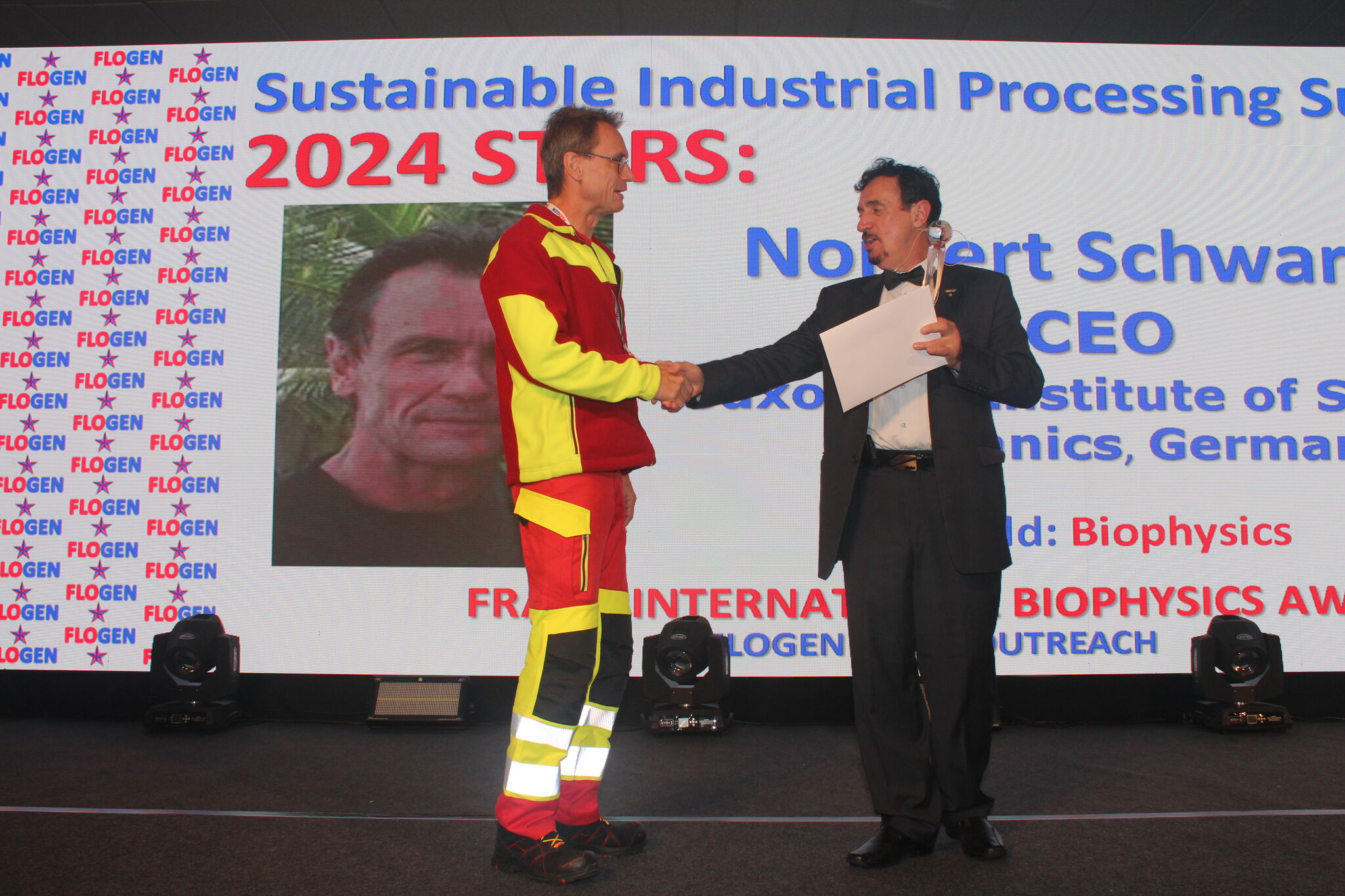 Dr. Florian Kongoli congratulating Dr. Norbert Schwarzer during the FLOGEN SIPS 2024 award ceremony