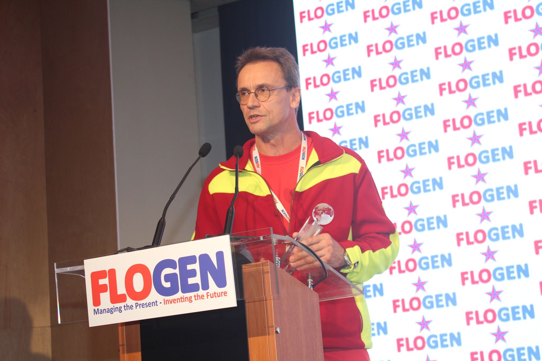 Dr. Norbert Schwarzer delivering an acceptance speech during the FLOGEN SIPS 2024 award ceremony