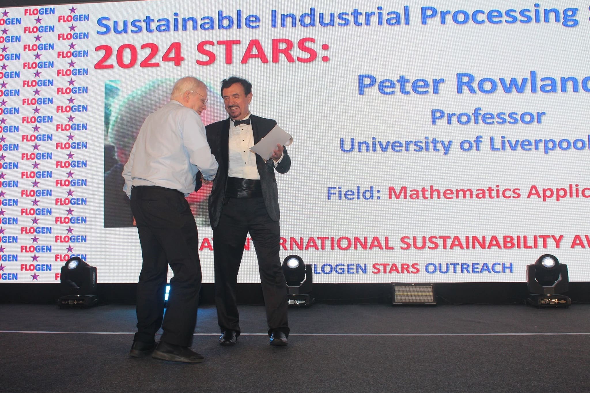 Dr. Florian Kongoli congratulating Dr. Peter Rowlands during the FLOGEN SIPS 2024 award ceremony