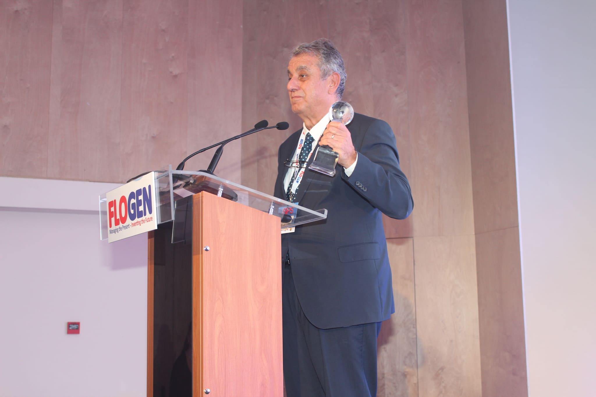 Dr. Sener Oktik delivering an acceptance speech during the FLOGEN SIPS 2024 award ceremony