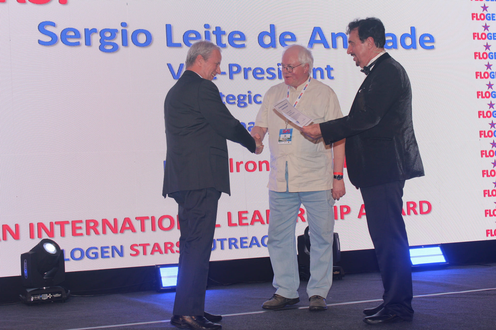 Dr. Florian Kongoli congratulating Mr. Sergio Leite de Andrade during the FLOGEN SIPS 2024 award ceremony