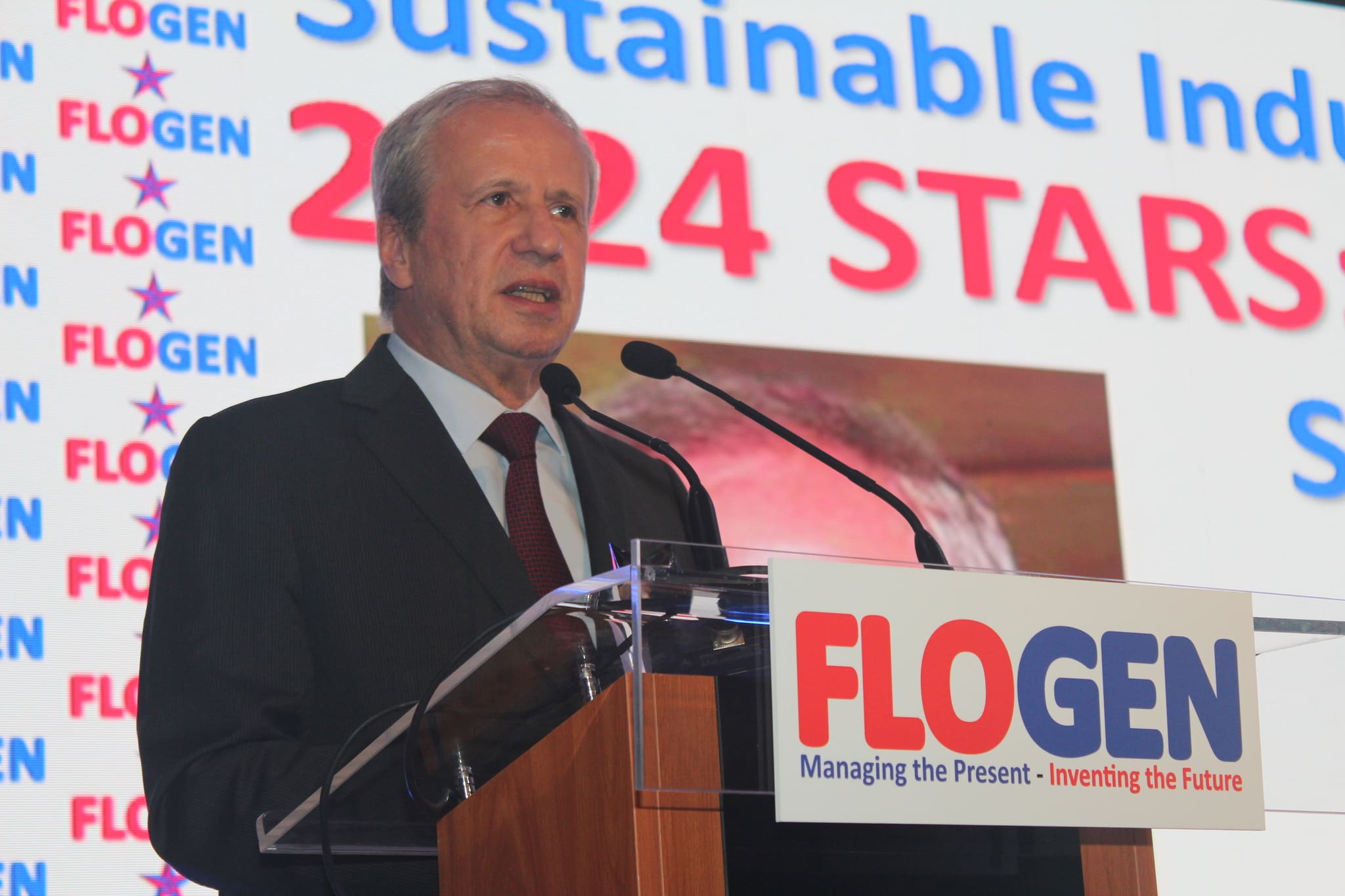Mr. Sergio Leite de Andrade delivering an acceptance speech during the FLOGEN SIPS 2024 award ceremony
