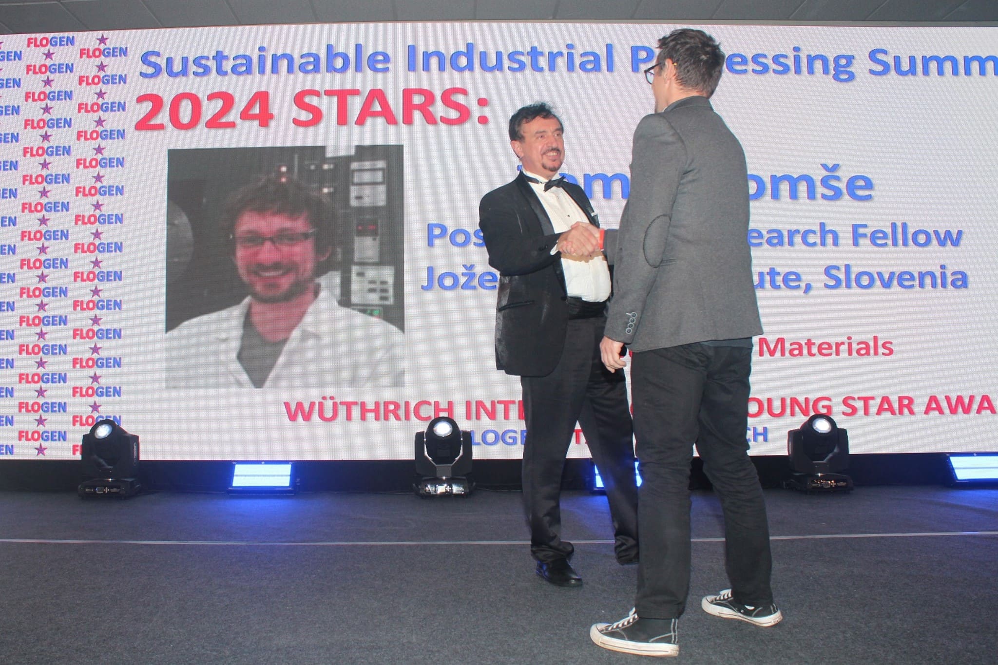 Dr. Florian Kongoli congratulating Tomaž Tomše during the FLOGEN SIPS 2024 award ceremony