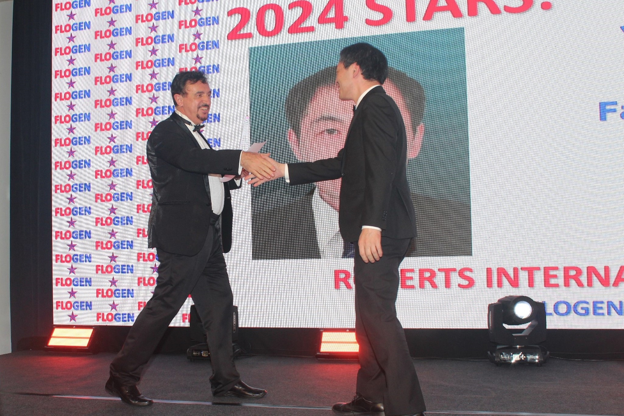 Dr. Florian Kongoli congratulating Dr. Yoichiro Sugiyama during the FLOGEN SIPS 2024 award ceremony