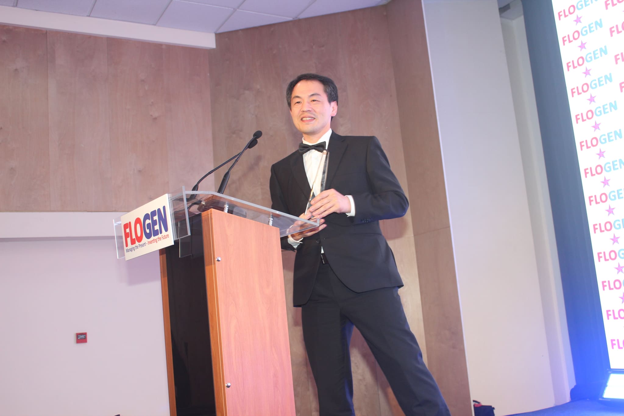 Dr. Yoichiro Sugiyama delivering an acceptance speech during the FLOGEN SIPS 2024 award ceremony