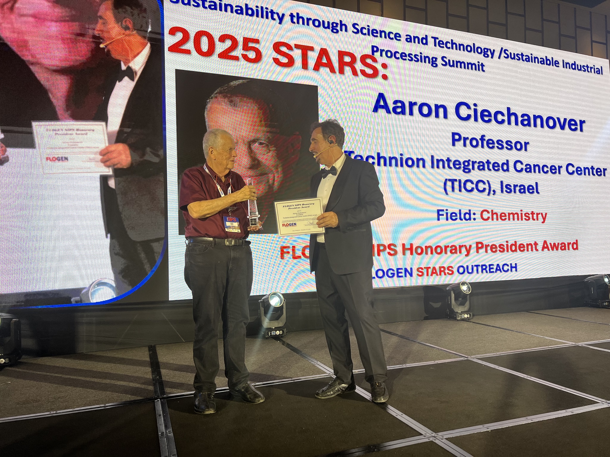Dr. Florian Kongoli congratulating Prof. Aaron Ciechanover during the FLOGEN SIPS 2025 award ceremony