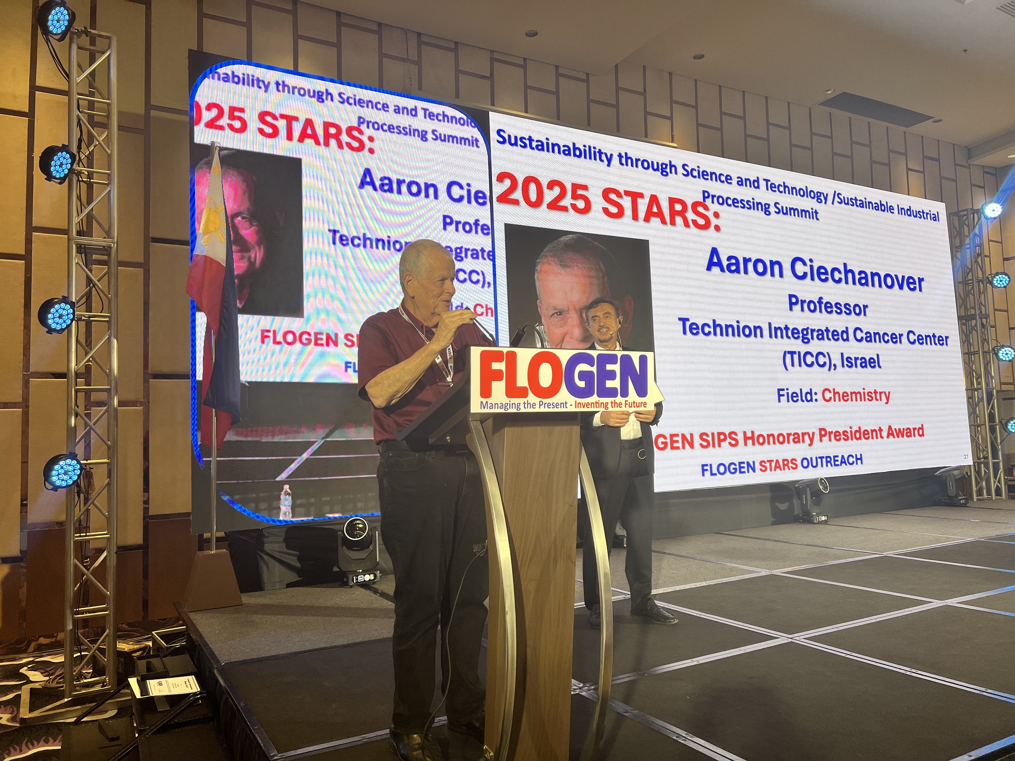 Prof. Aaron Ciechanover delivering an acceptance speech during the FLOGEN SIPS 2025 award ceremony