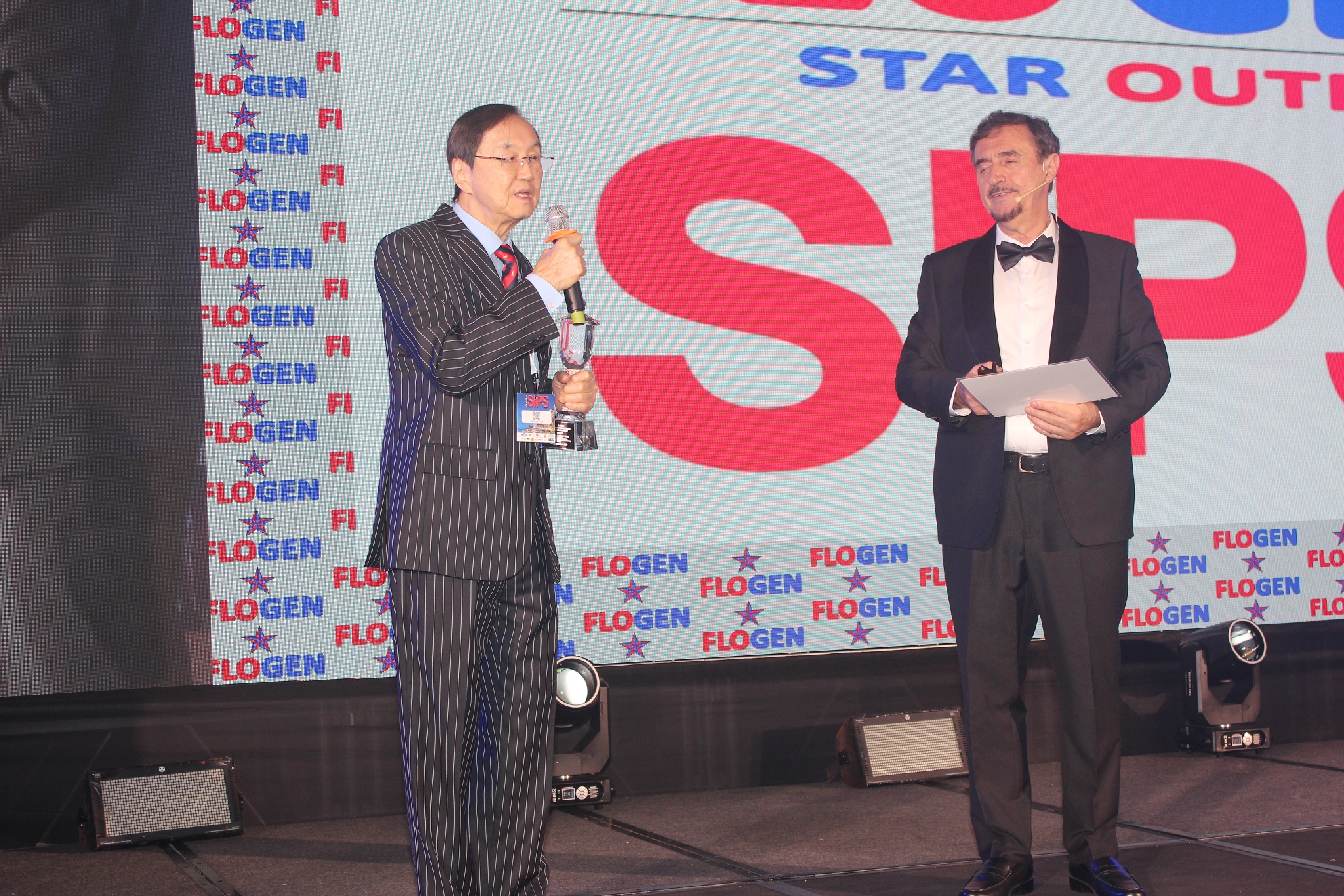 Dr. Charles Tang delivering an acceptance speech during the FLOGEN SIPS 2025 award ceremony