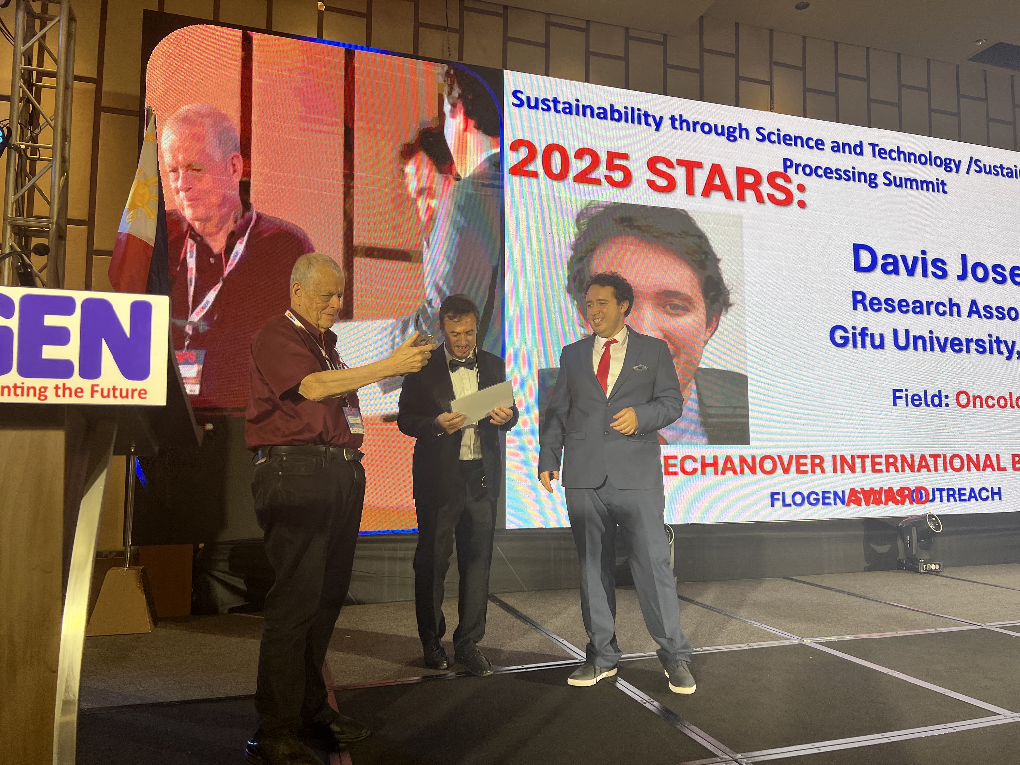 Dr. Florian Kongoli congratulating Davis Joseph during the FLOGEN SIPS 2025 award ceremony