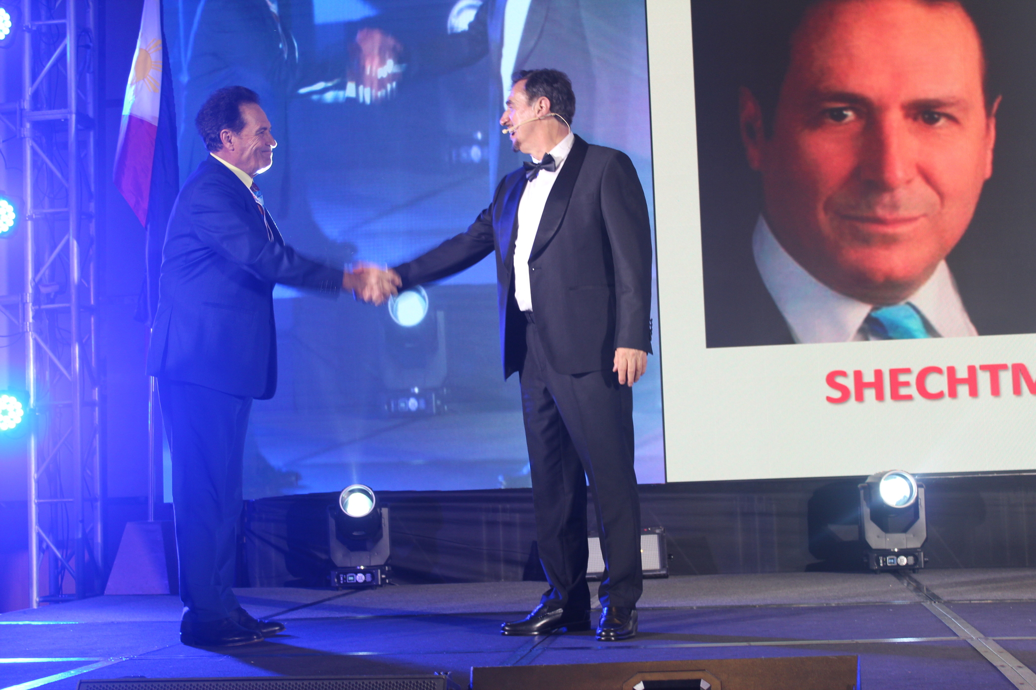 Dr. Florian Kongoli congratulating Dr. Fernand Marquis during the FLOGEN SIPS 2025 award ceremony