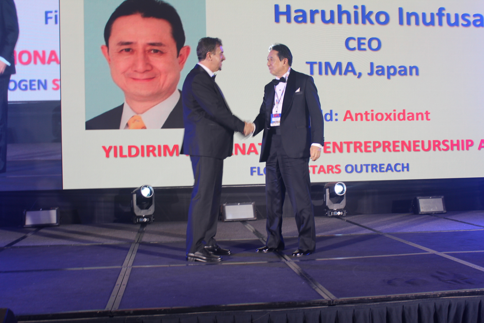 Dr. Florian Kongoli congratulating Prof. Haruhiko Inufusa during the FLOGEN SIPS 2025 award ceremony