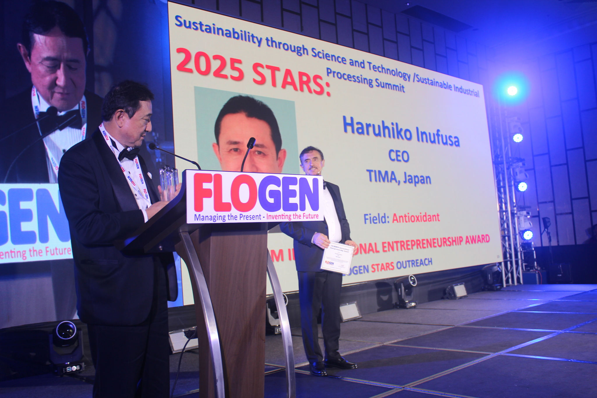 Prof. Haruhiko Inufusa delivering an acceptance speech during the FLOGEN SIPS 2025 award ceremony