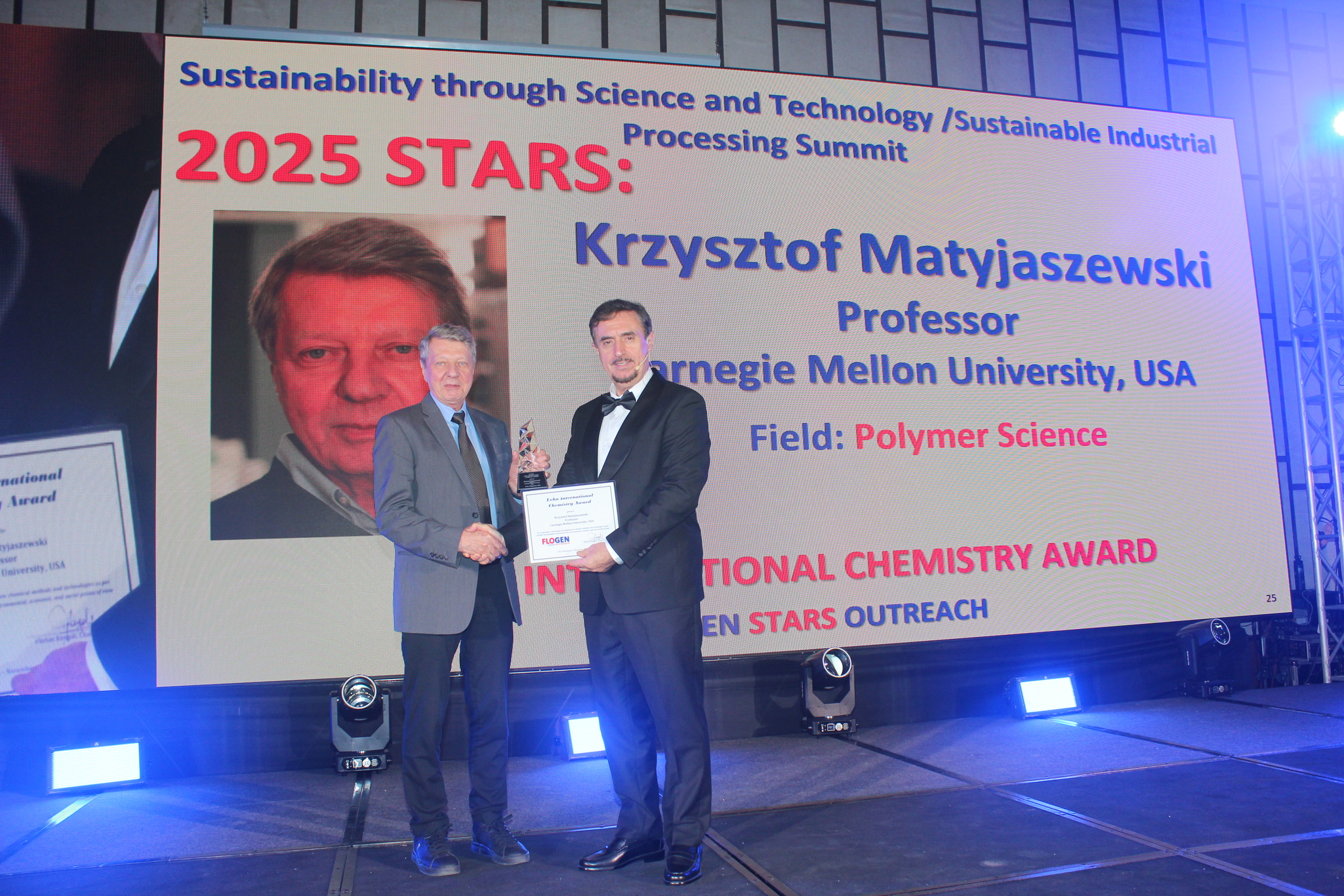Dr. Krzysztof Matyjaszewski receiving the Lehn International Chemistry Award from Dr. Florian Kongoli at FLOGEN SIPS 2025