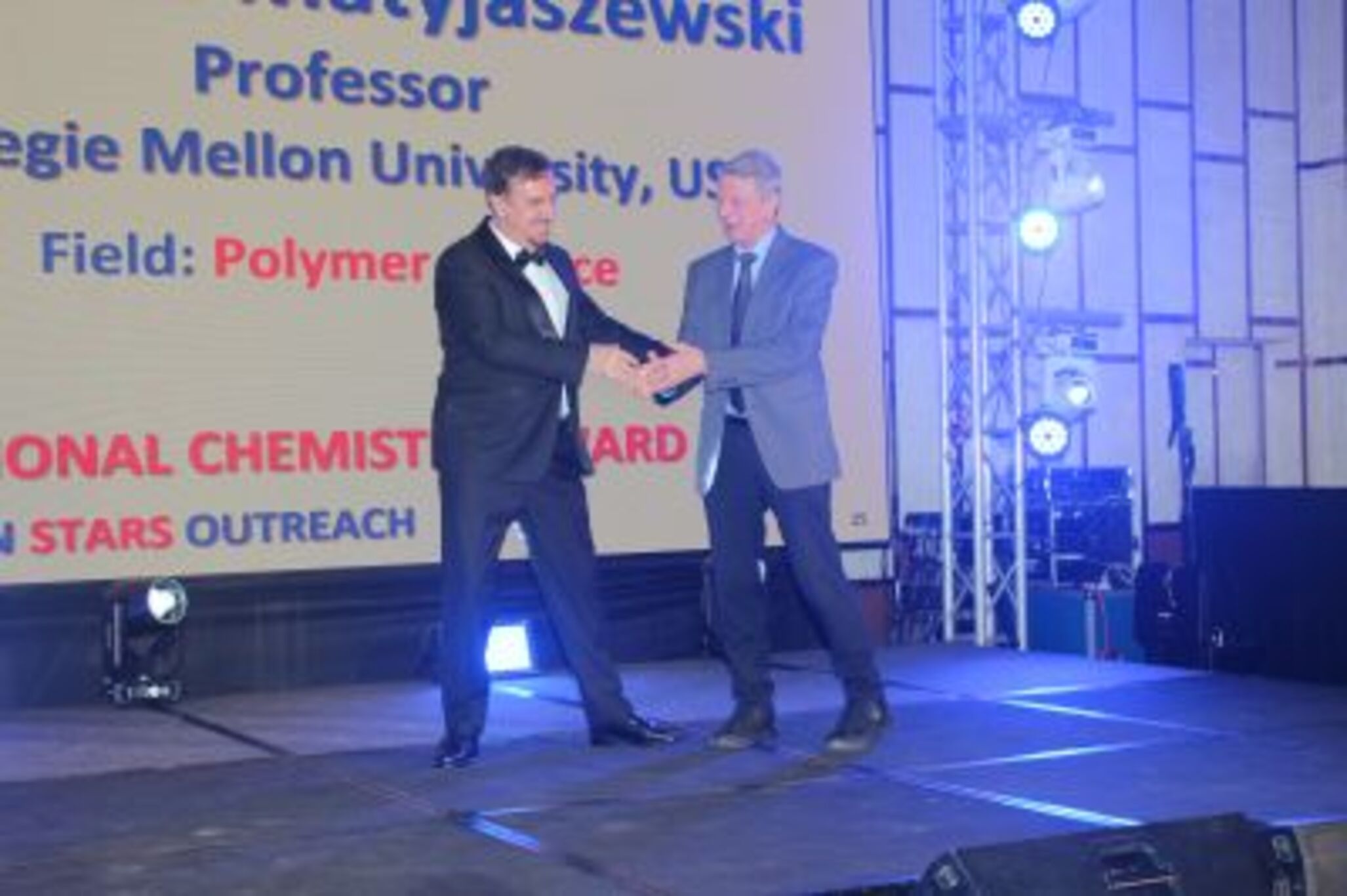 Dr. Florian Kongoli congratulating Dr. Krzysztof Matyjaszewski during the FLOGEN SIPS 2025 award ceremony