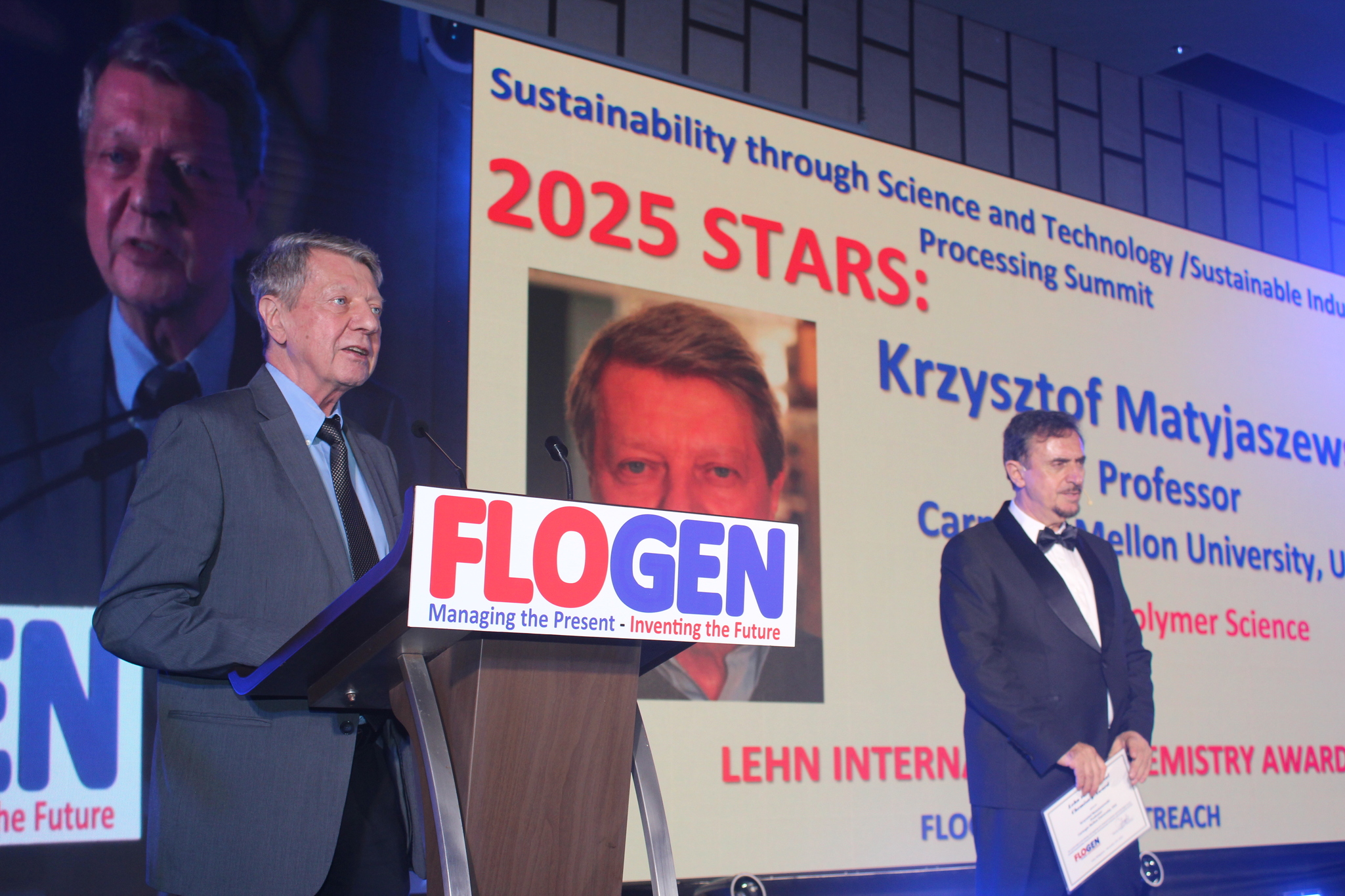 Dr. Krzysztof Matyjaszewski delivering an acceptance speech during the FLOGEN SIPS 2025 award ceremony