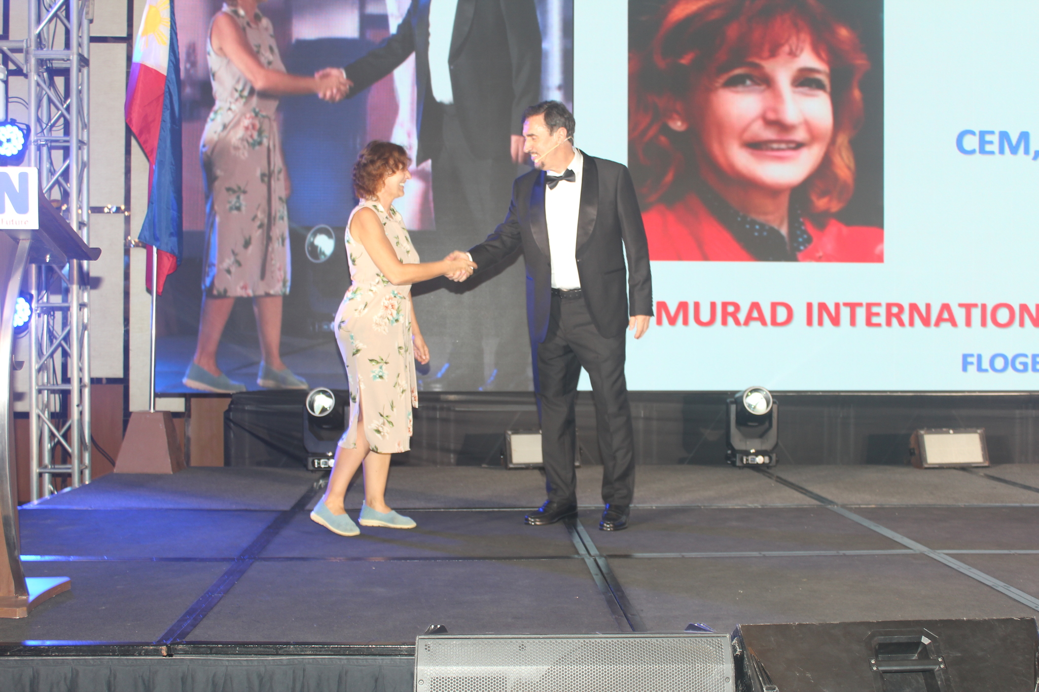 Dr. Florian Kongoli congratulating Dr. Olga Pechanova during the FLOGEN SIPS 2025 award ceremony