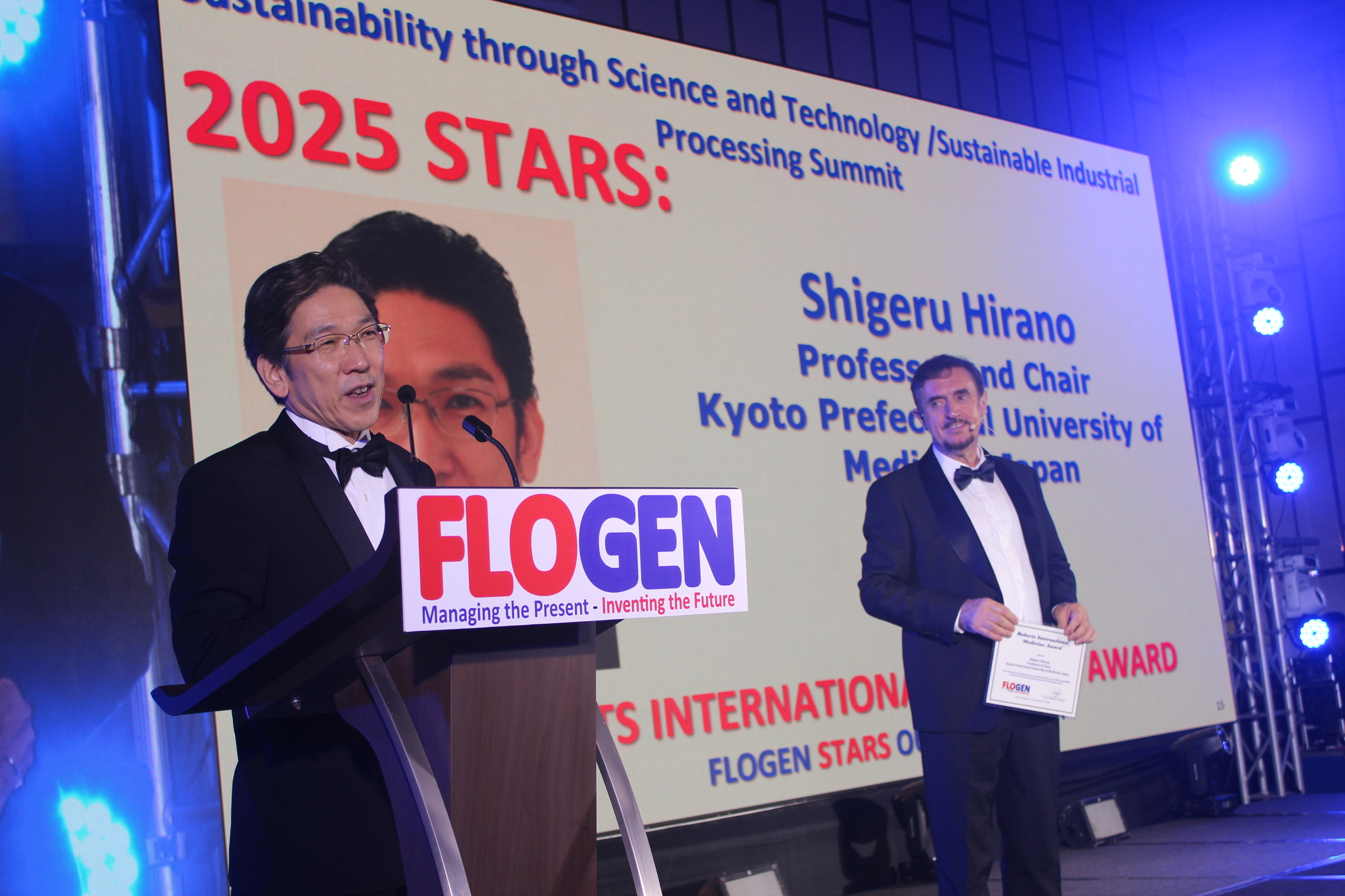 Dr. Shigeru Hirano delivering an acceptance speech during the FLOGEN SIPS 2025 award ceremony