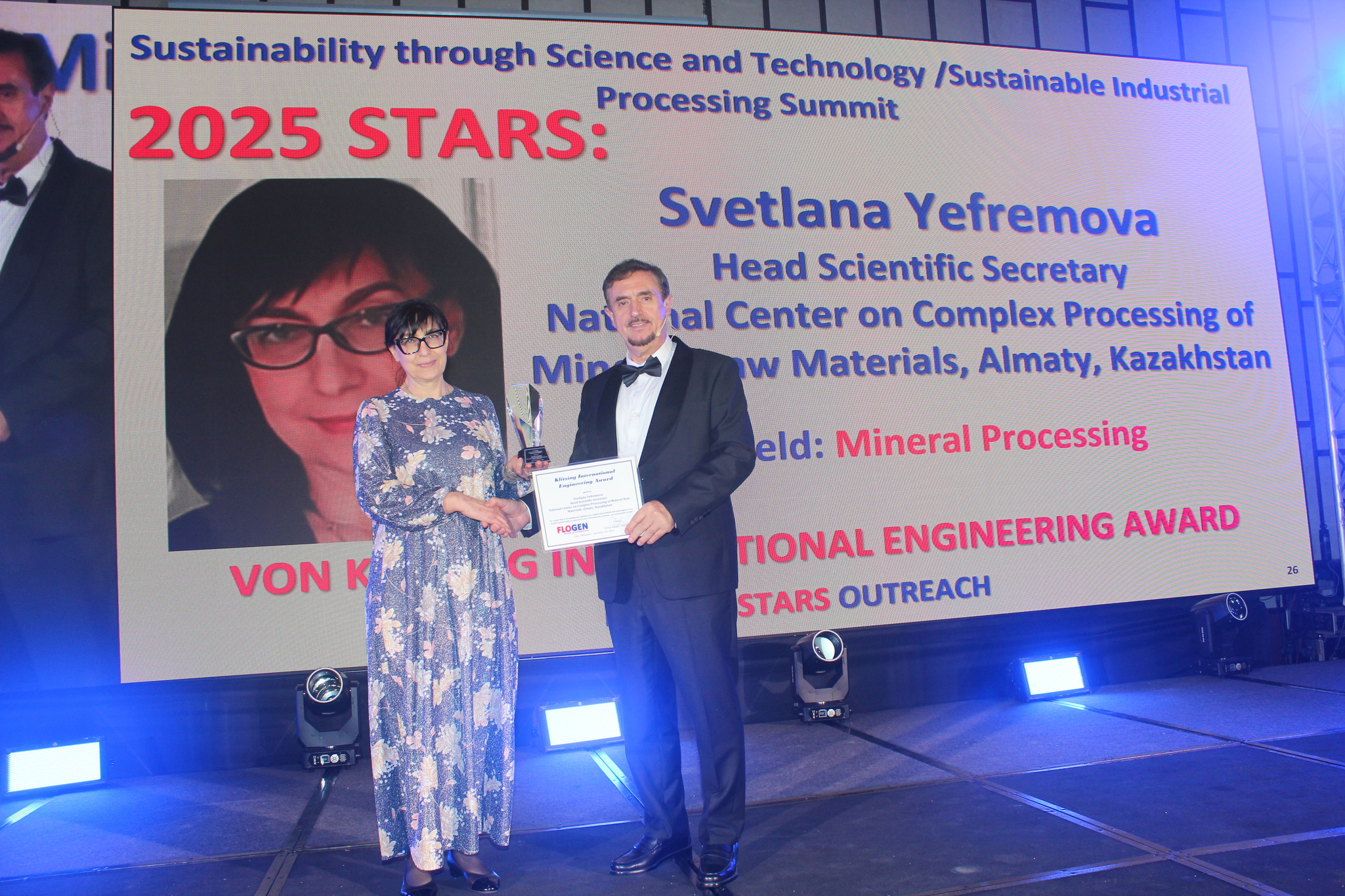 Dr. Svetlana Yefremova receiving the Von Klitzing International Engineering Award from Dr. Florian Kongoli at FLOGEN SIPS 2025