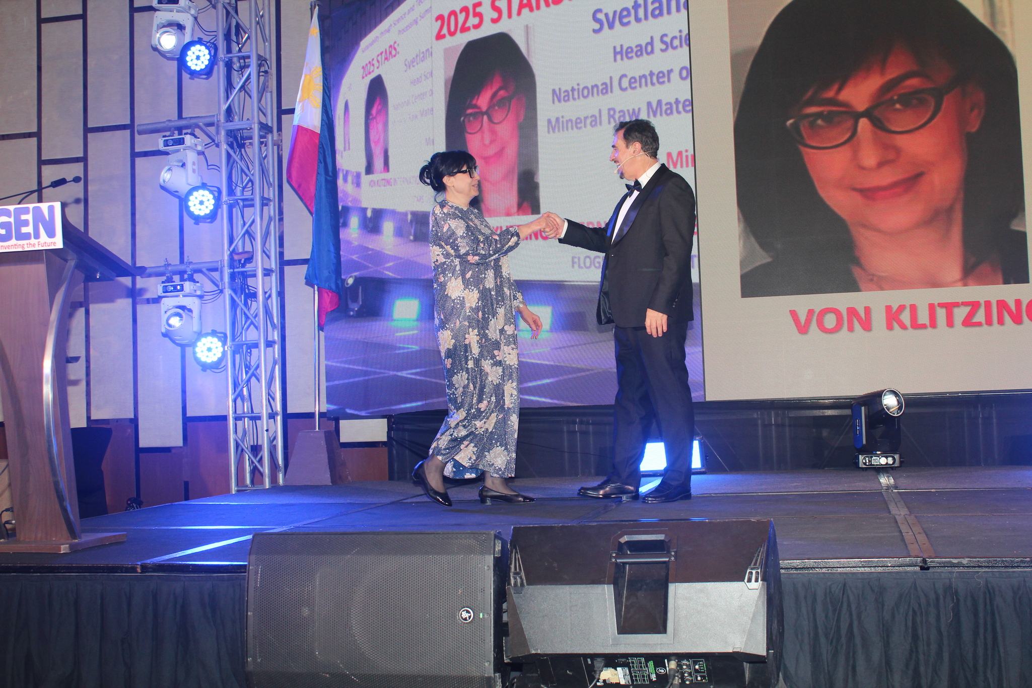 Dr. Florian Kongoli congratulating Dr. Svetlana Yefremova during the FLOGEN SIPS 2025 award ceremony