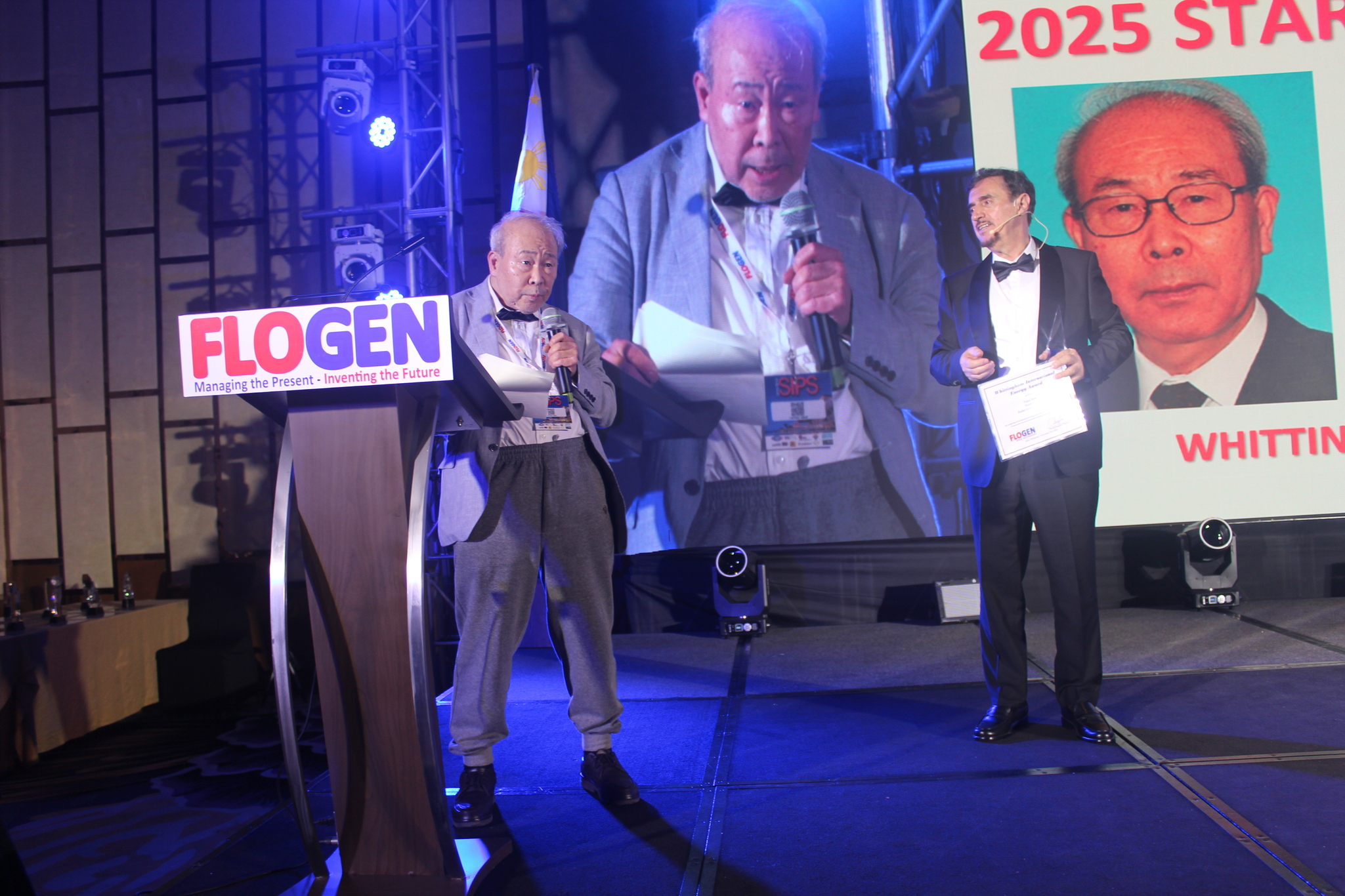 Dr. Tateo Usui delivering an acceptance speech during the FLOGEN SIPS 2025 award ceremony