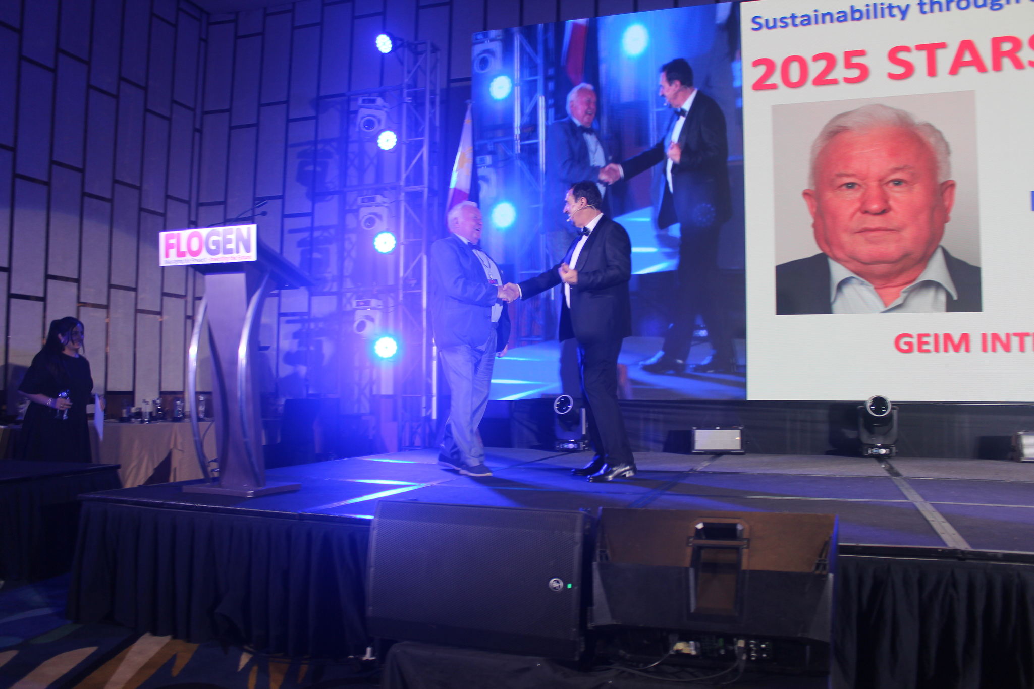 Dr. Florian Kongoli congratulating Dr. Vladimir Tsepelev during the FLOGEN SIPS 2025 award ceremony